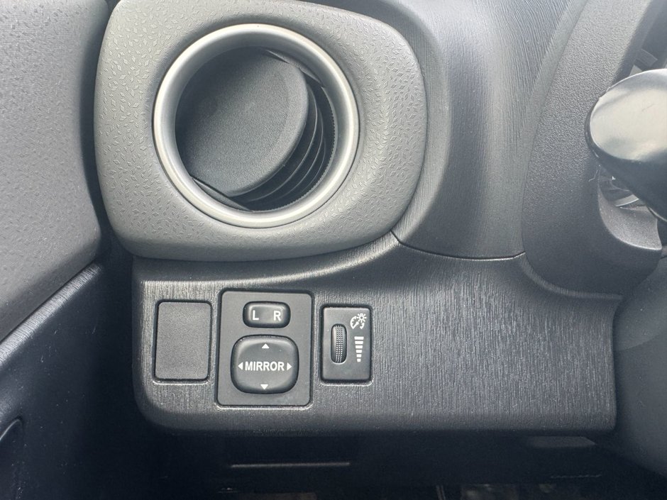 2013 Toyota Yaris LE-13
