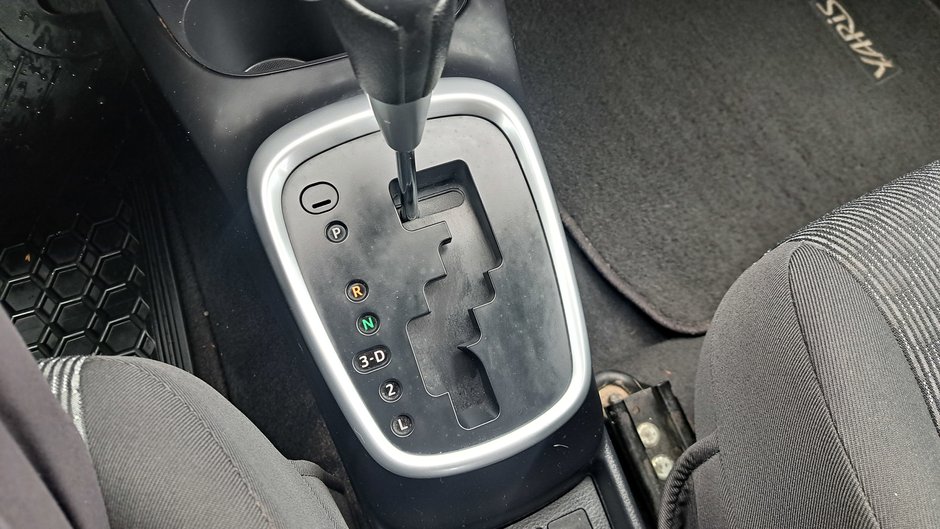 2016 Toyota Yaris LE-17