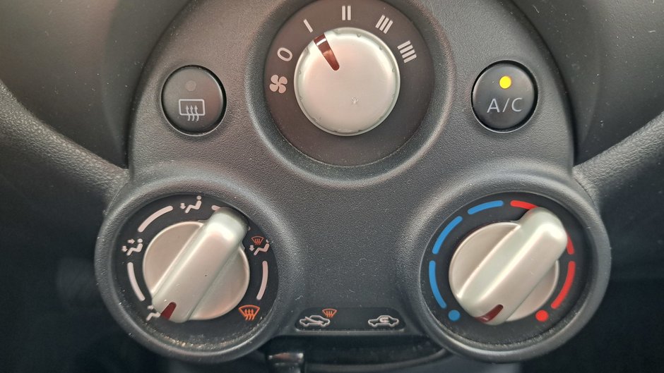 2015 Nissan Micra SV-18