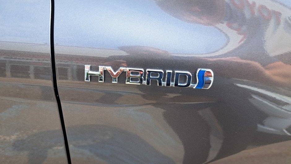 Toyota Camry Hybrid LE 2021-35