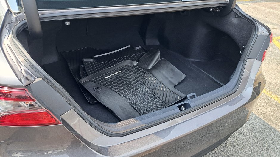 Toyota Camry Hybrid LE 2021-30