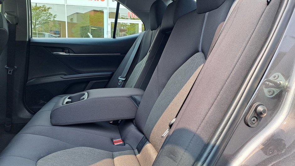 Toyota Camry Hybrid LE 2021-26