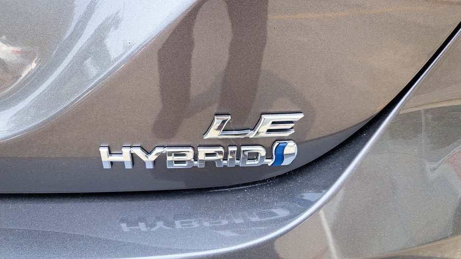 Toyota Camry Hybrid LE 2021-32