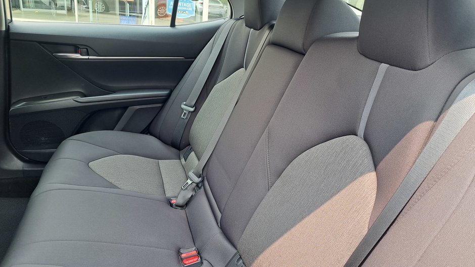 Toyota Camry Hybrid LE 2021-27