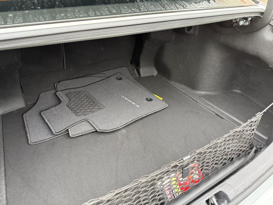 Toyota Camry Hybrid XSE 2021-37