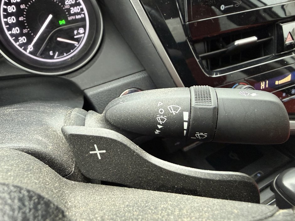 Toyota Camry Hybrid XSE 2021-17