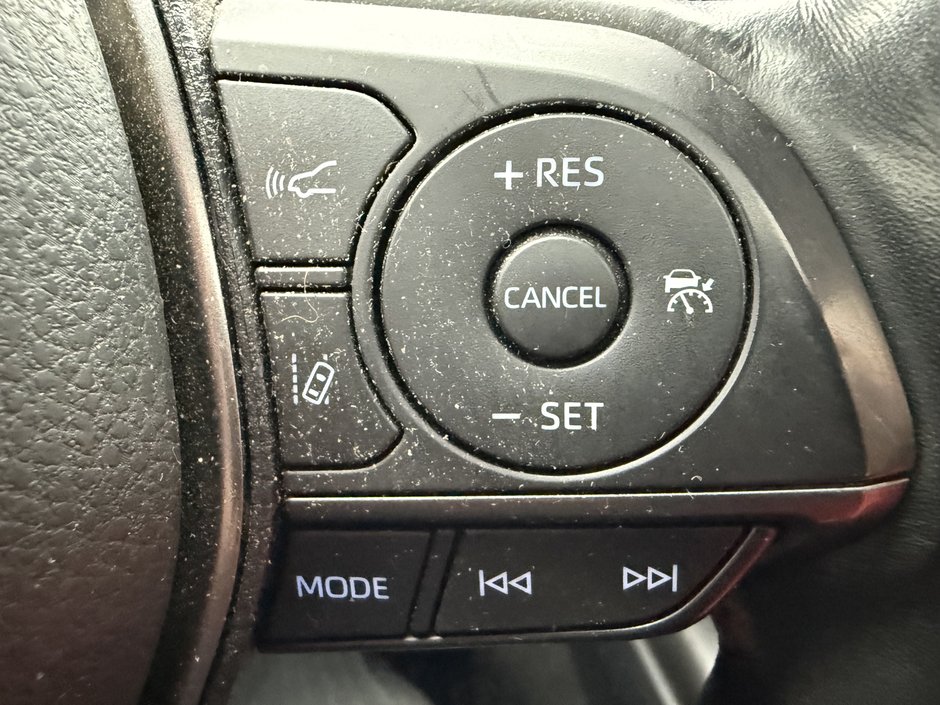 Toyota Camry Hybrid XSE 2021-16