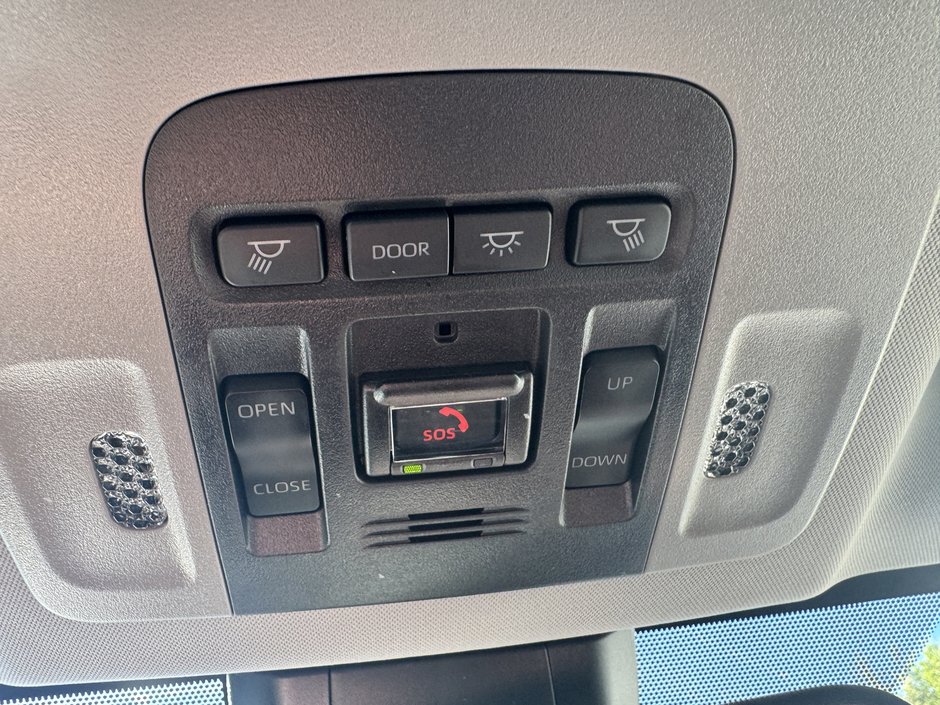 Toyota Camry Hybrid XSE 2023-23