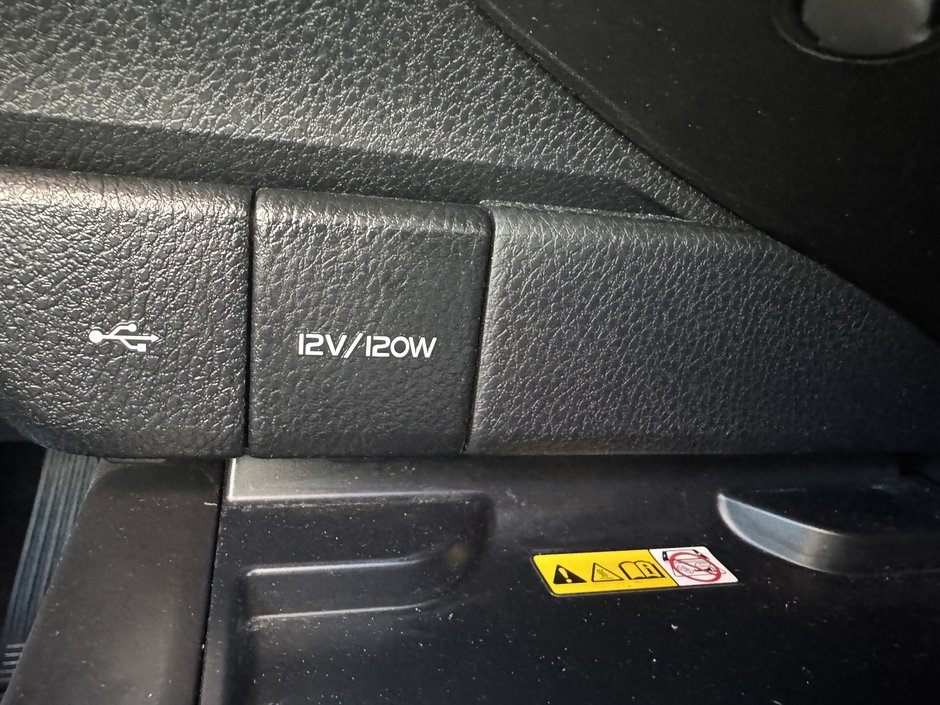 Toyota Camry Hybrid XSE 2023-16