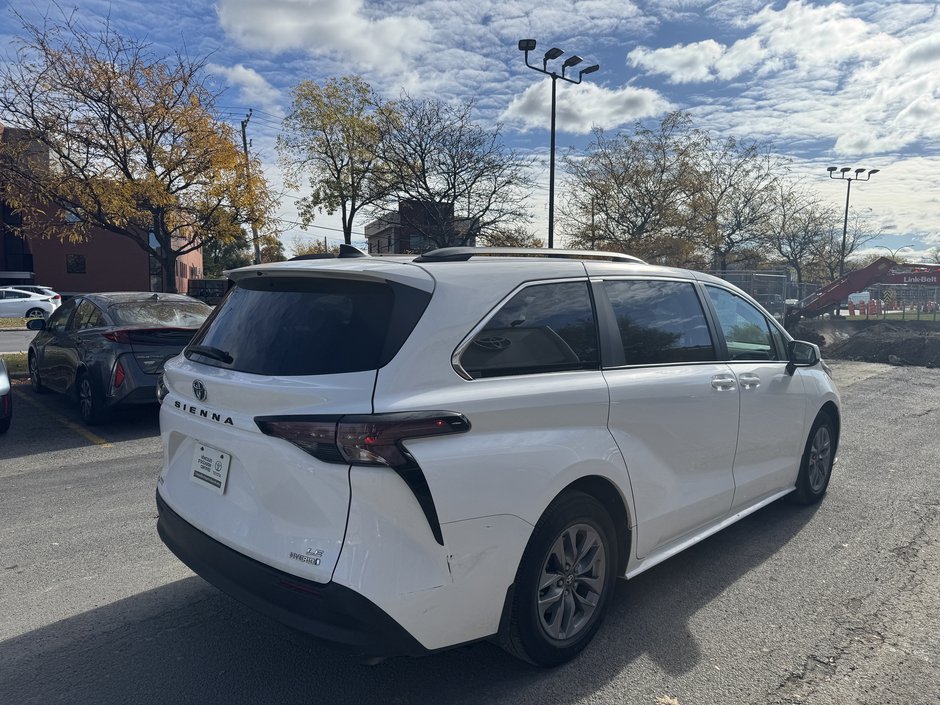 Toyota Sienna LE 2023-15