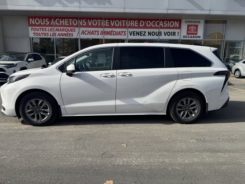 Toyota Sienna LE 2023-17