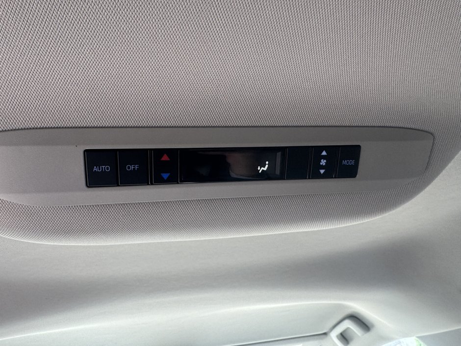 Toyota Sienna LE 2023-6