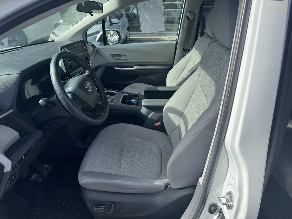 Toyota Sienna LE 2023-8