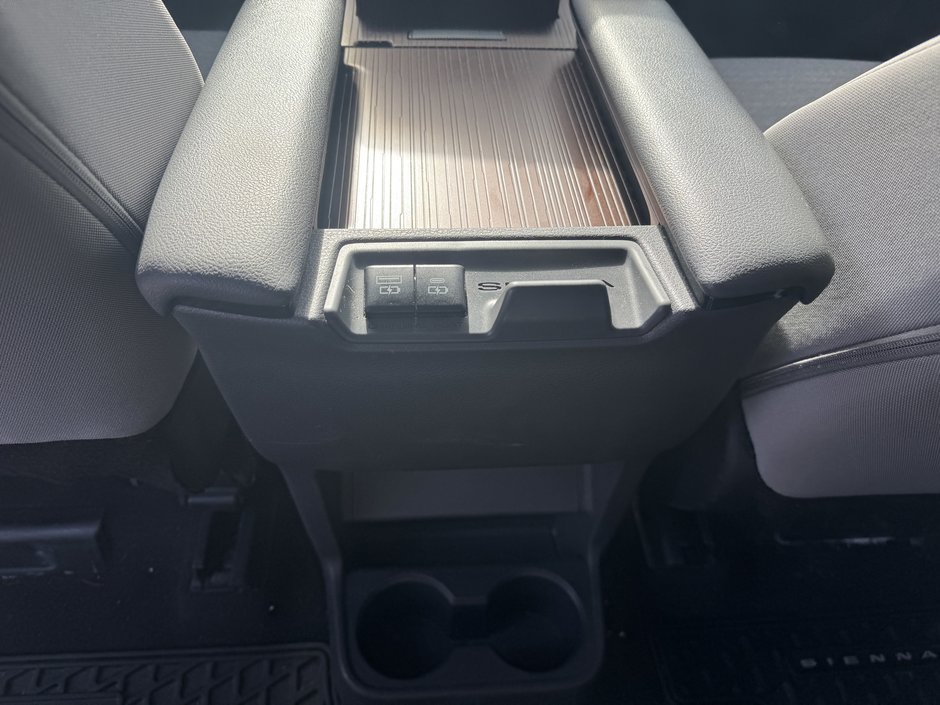 Toyota Sienna LE 2023-9