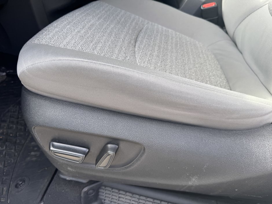 Toyota Sienna LE 2023-12