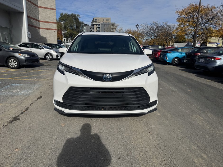 Toyota Sienna LE 2023-16