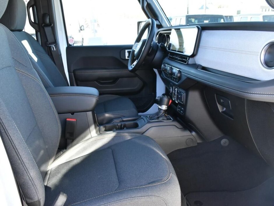 2025 Jeep Wrangler 4-Door SAHARA-28