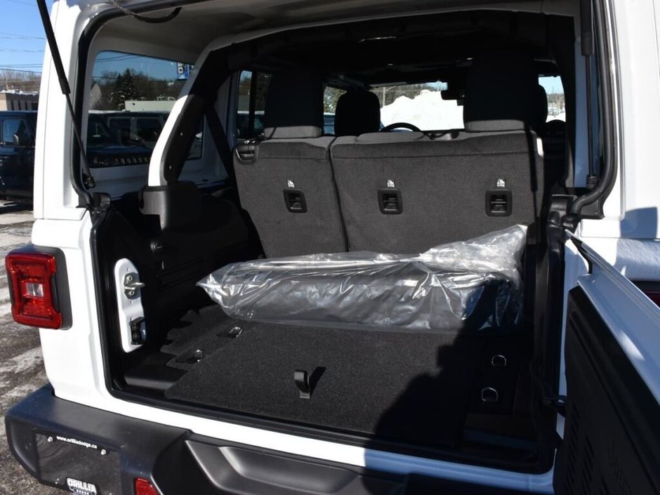 2025 Jeep Wrangler 4-Door SAHARA-30