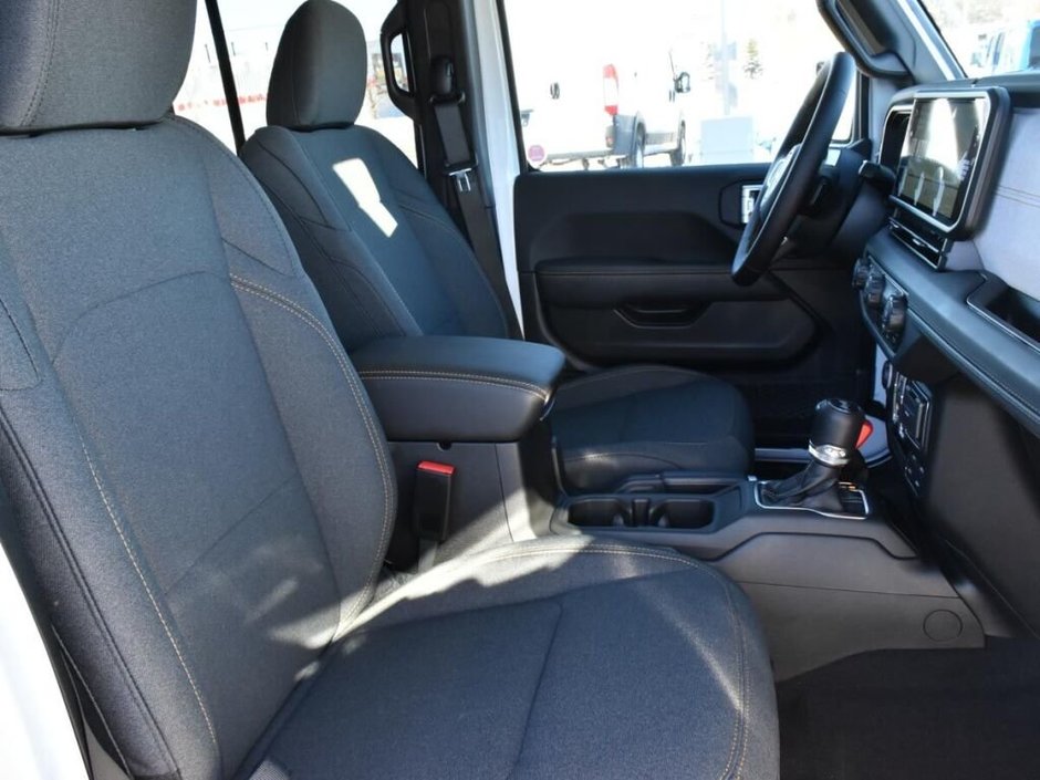 2025 Jeep Wrangler 4-Door SAHARA-29