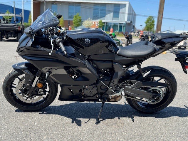 2025 Yamaha YZF-R7-3