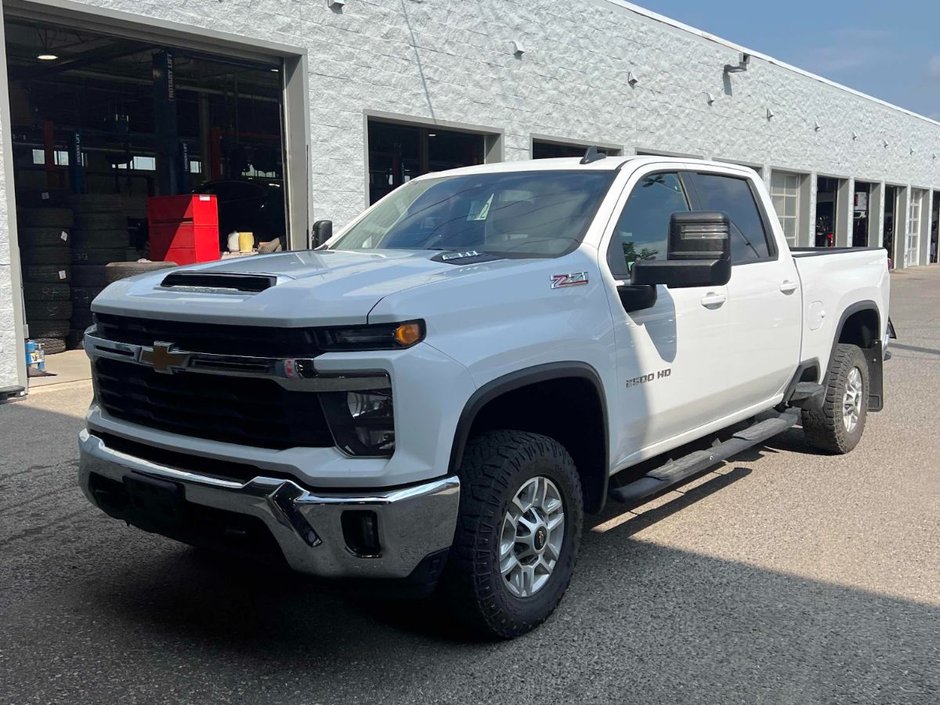 2024 Chevrolet Silverado 2500 4WD Crew CAB in Taber, Alberta - w940px