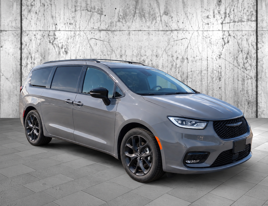 2025 Chrysler Pacifica in Taber, Alberta - w940px