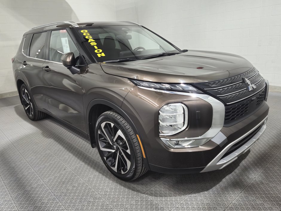 2022 Mitsubishi Outlander LE 7 Passagers Toit Panoramique Navigation AWD in Terrebonne, Quebec - w940px