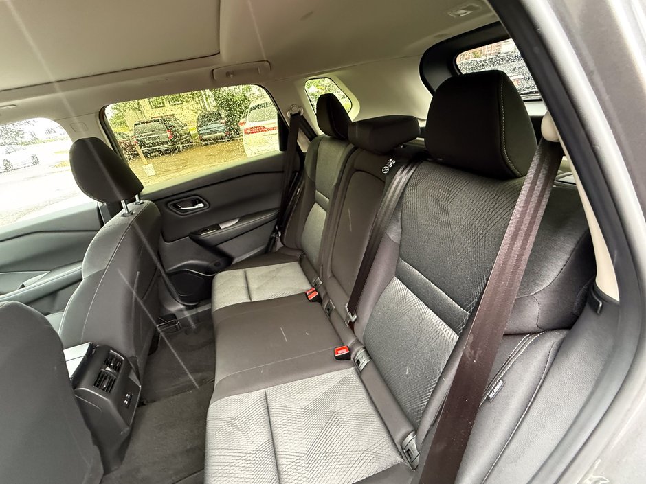 2024 Nissan Rogue SV Moonroof-17