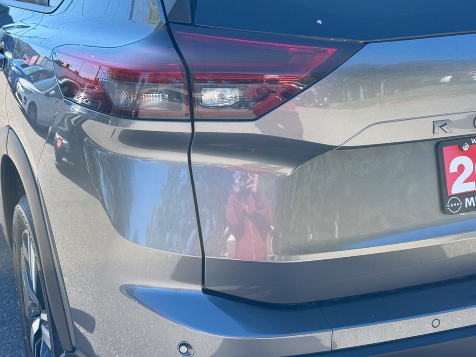 2025 Nissan Rogue SV Moonroof-11