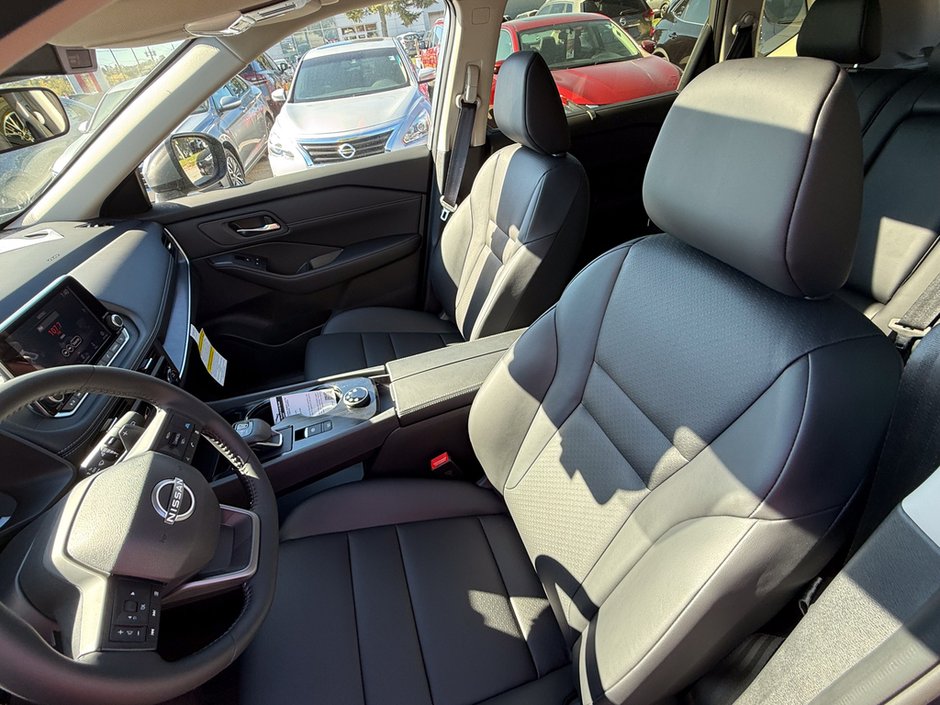 2025 Nissan Rogue SV Moonroof-22