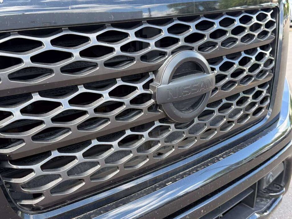 2018 Nissan Titan SL Midnight Edition-10