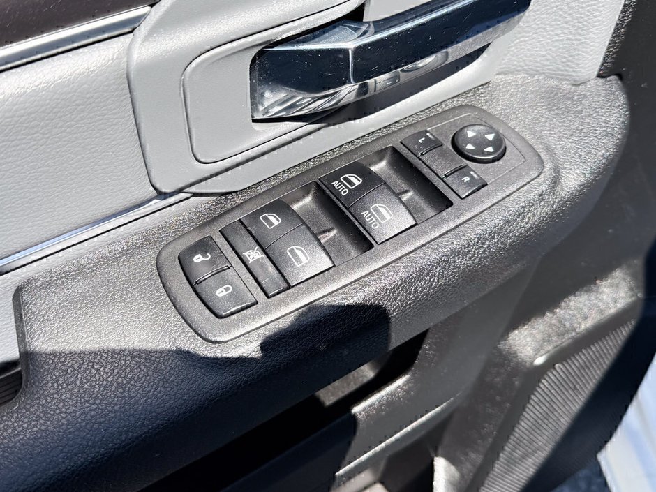 2023 Ram 1500 Classic SLT-18