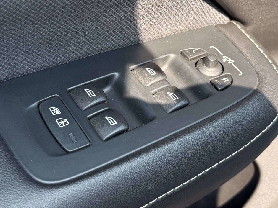 2021 Volvo S60 Recharge Plug-In Hybrid T8 R-Design-24