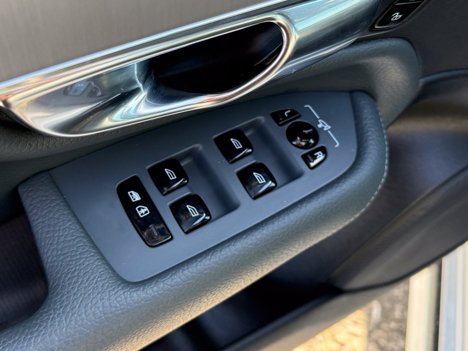 2022 Volvo XC90 T6 Momentum 7 Passenger-21