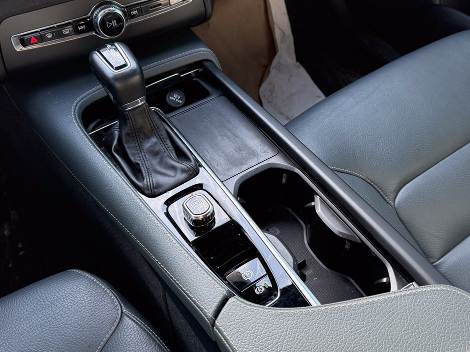 2022 Volvo XC90 T6 Momentum 7 Passenger-20