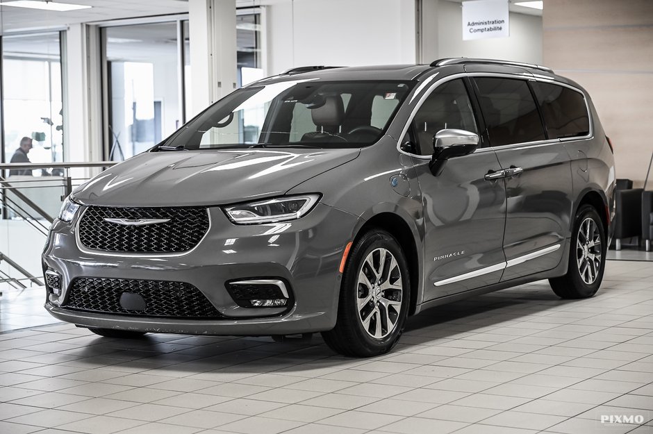 2023 Chrysler Pacifica Hybrid in Brossard, Quebec - w940px