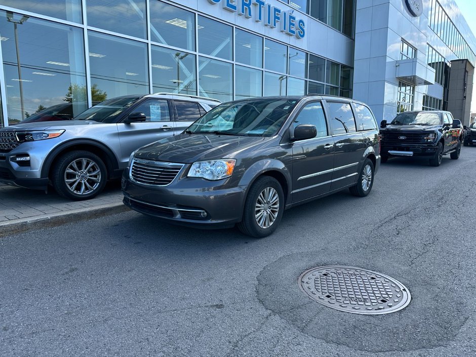 Chrysler Town & Country  2016 à Brossard, Québec - w940px