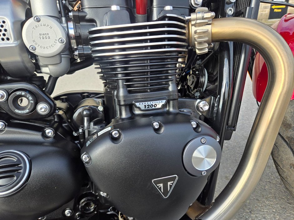 Triumph Bonneville Bobber GOLD LINE LIMITED EDITION 2022 NEUF ! Seulement 1500 KM