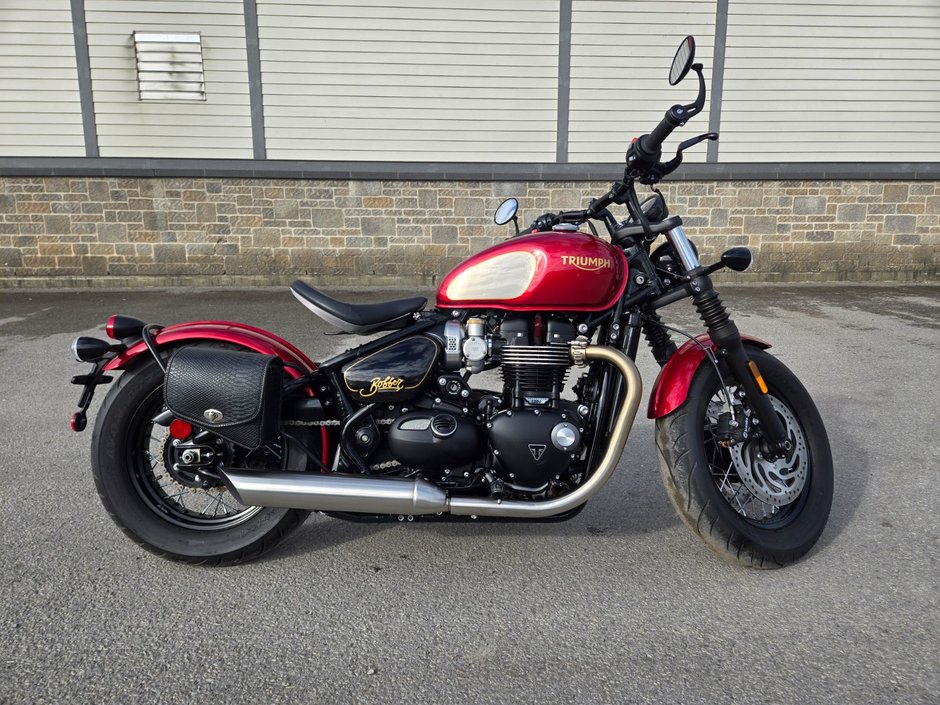 Triumph Bonneville Bobber GOLD LINE LIMITED EDITION 2022 NEUF ! Seulement 1500 KM