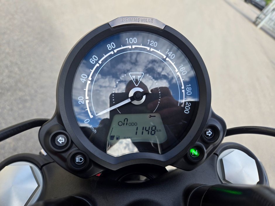 Triumph Bonneville Bobber GOLD LINE LIMITED EDITION 2022 NEUF ! Seulement 1500 KM