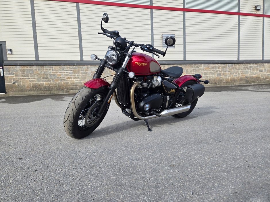 Triumph Bonneville Bobber GOLD LINE LIMITED EDITION 2022 NEUF ! Seulement 1500 KM