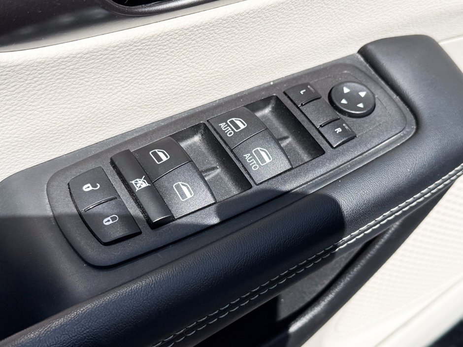2023 Chrysler Pacifica Touring-L-21
