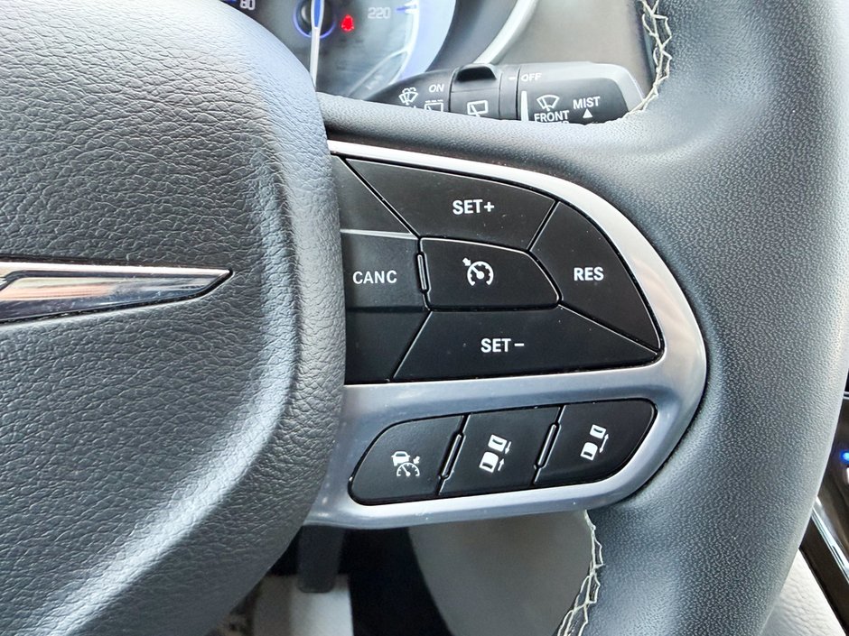 2023 Chrysler Pacifica Touring-L-24