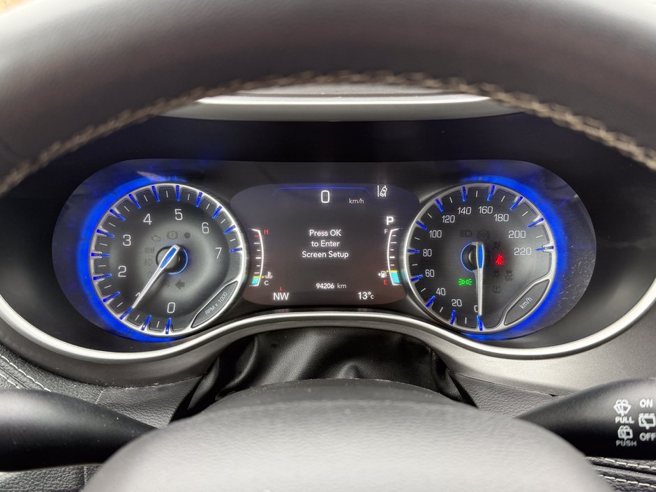 2023 Chrysler Pacifica Touring-L-25