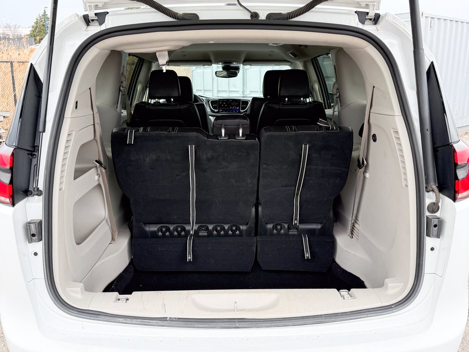 2023 Chrysler Pacifica Touring-L-13