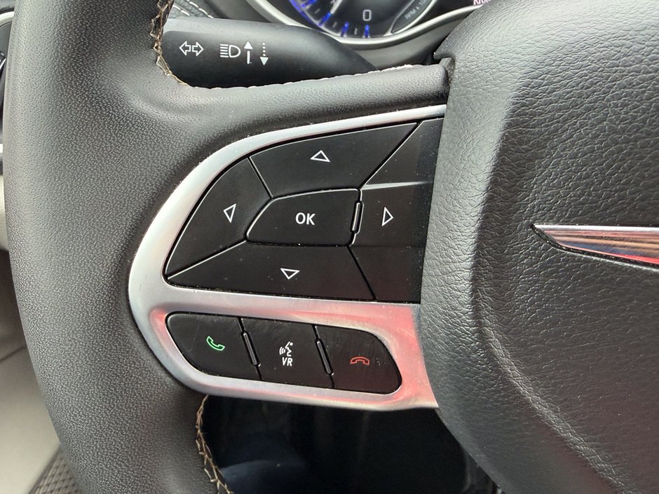 2023 Chrysler Pacifica Touring-L-23