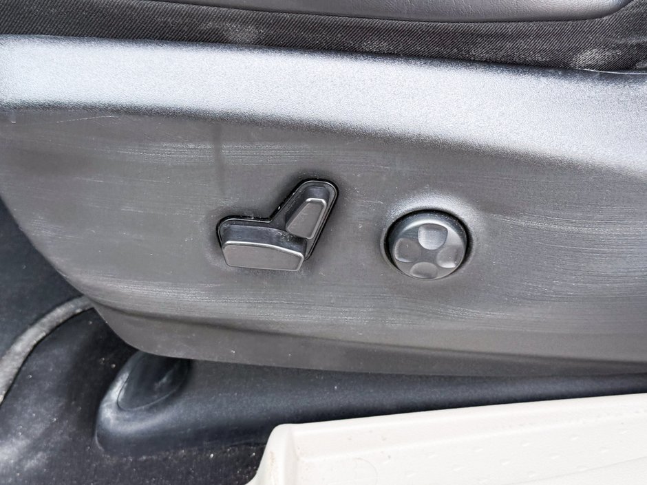 2023 Chrysler Pacifica Touring-L-21