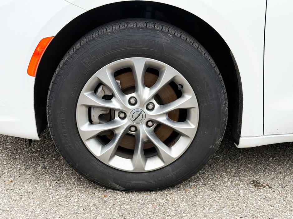 2023 Chrysler Pacifica Touring-L-10