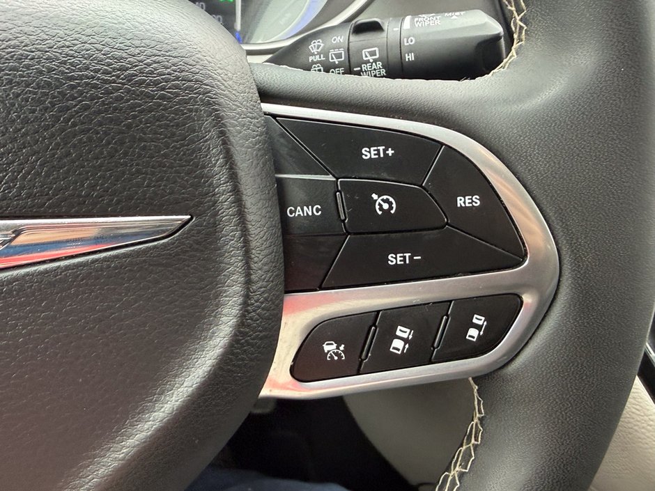 2023 Chrysler Pacifica Touring-L-24