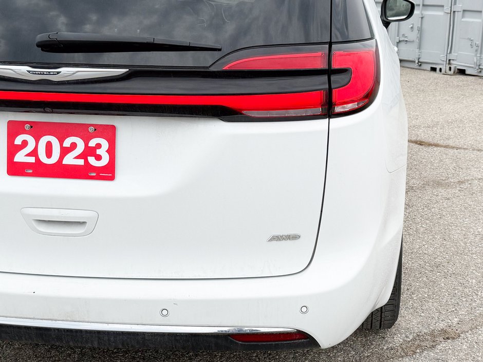 2023 Chrysler Pacifica Touring-L-12